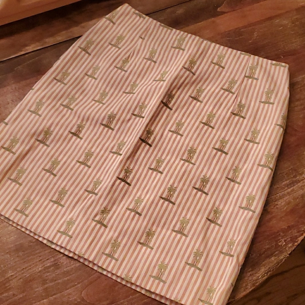 Skirtin around striped palm tree skirt